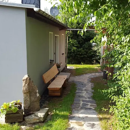 Kleines Ferienhaus In Ruhiger Lage 펜션